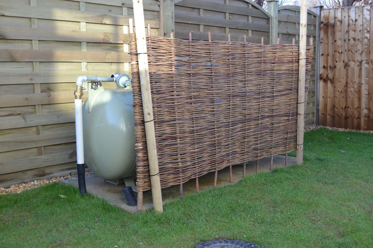 Round Timber Posts – MTP003 – 60mm (2.5ins) Diameter 2.1 (7ft) - Jon ...